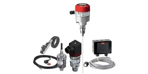 Verschiedene Sensoren und Druckmessumformer von Danfoss, darunter ein Drucktransmitter, verschiedene Adapter und Kabel.